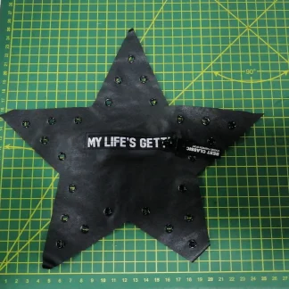PARCHES RELIEVE Y ESTAMPADO ESTRELLA MY LIFE´S GETT AP-2803-NG 25 PZ/PQT NEGRO