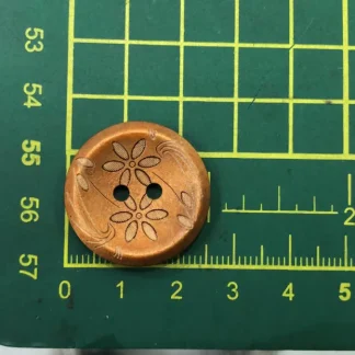 BOTON MADERA 2.5 CM GRABADO