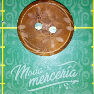 BOTON DE MADERA FLORES 30MM CAFE REF:YF0629 500PZ